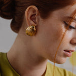 Cargue la imagen en el visor de la galería, ARETE LADYBUG DORADO