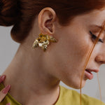 Cargue la imagen en el visor de la galería, ARETE LILIA DORADO