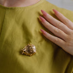 Cargue la imagen en el visor de la galería, PRENDEDOR LADYBUG DORADO