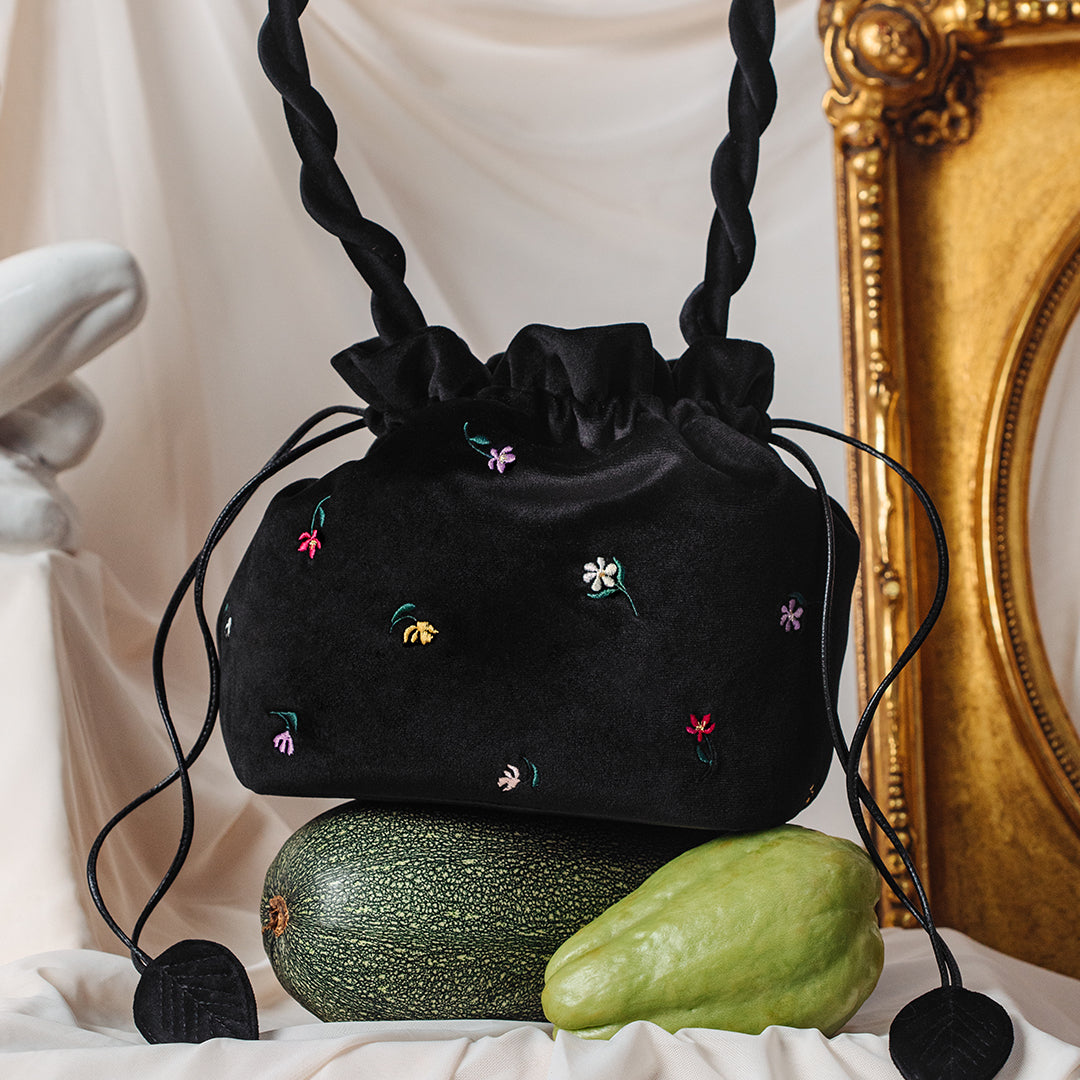 BLOSSOM BUCKET BAG NEGRO