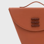 Cargue la imagen en el visor de la galería, LUCILLE FLAP TRAPEZE BAG COBRE