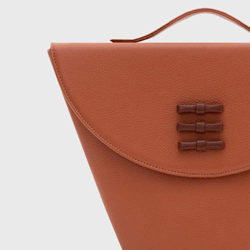 LUCILLE FLAP TRAPEZE BAG COBRE