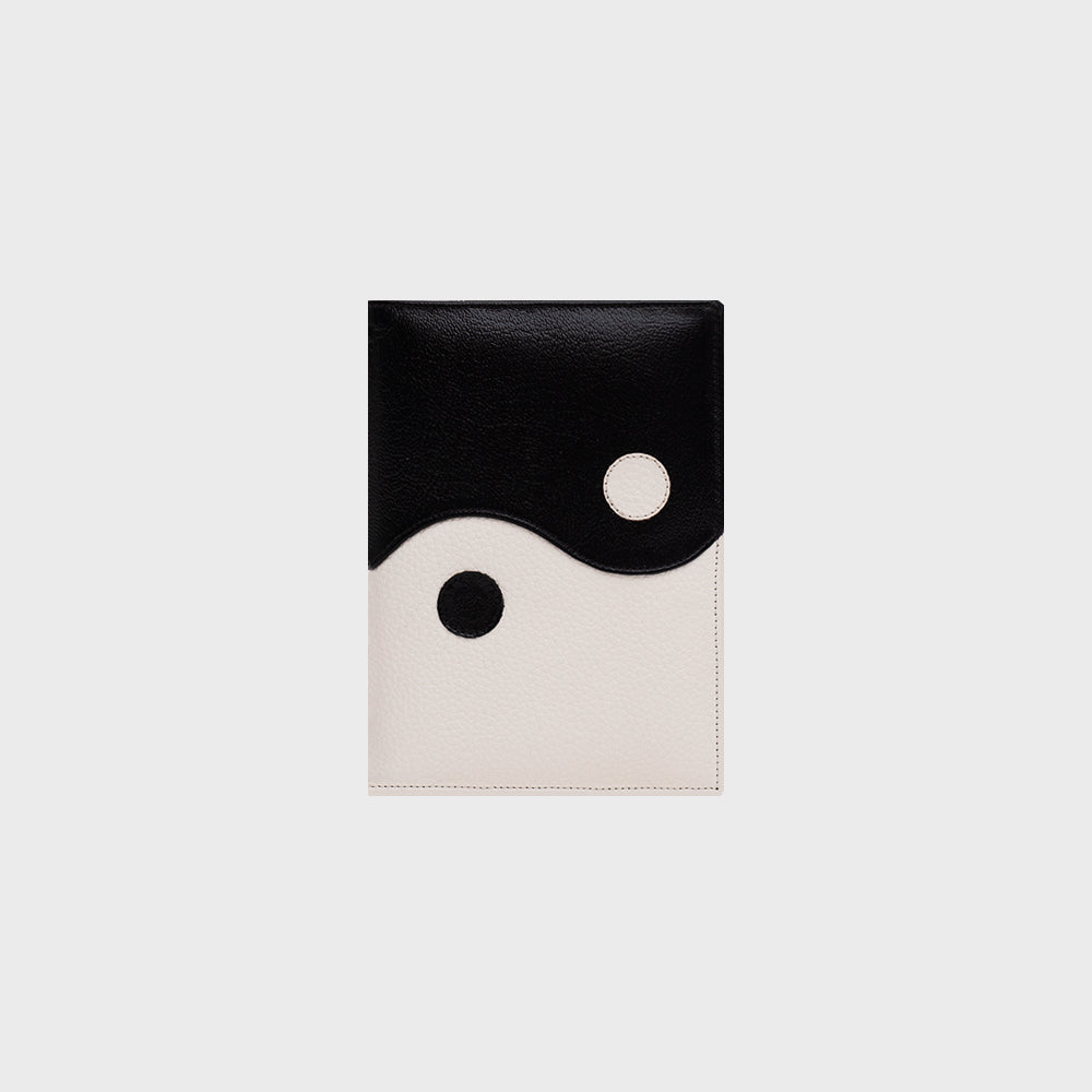 PORTAPASAPORTE LUCKY YIN YANG HUESO NEGRO