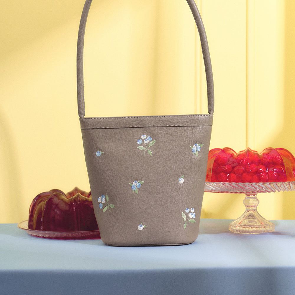 BLUEBERRY BUCKET BAG CAFÉ