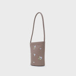 Cargue la imagen en el visor de la galería, BLUEBERRY BUCKET BAG CAFÉ - Butrich Perú