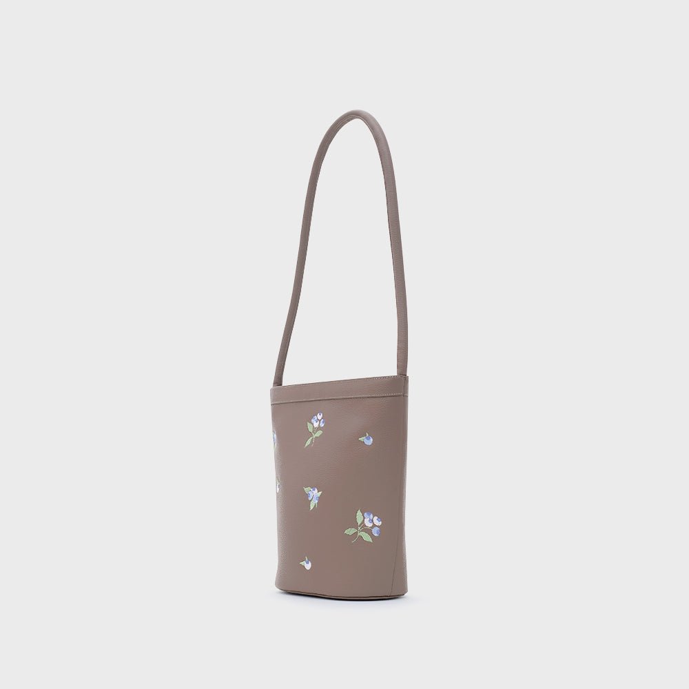 BLUEBERRY BUCKET BAG CAFÉ - Butrich Perú
