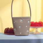 Cargue la imagen en el visor de la galería, BLUEBERRY BUCKET BAG CAFÉ - Butrich Perú