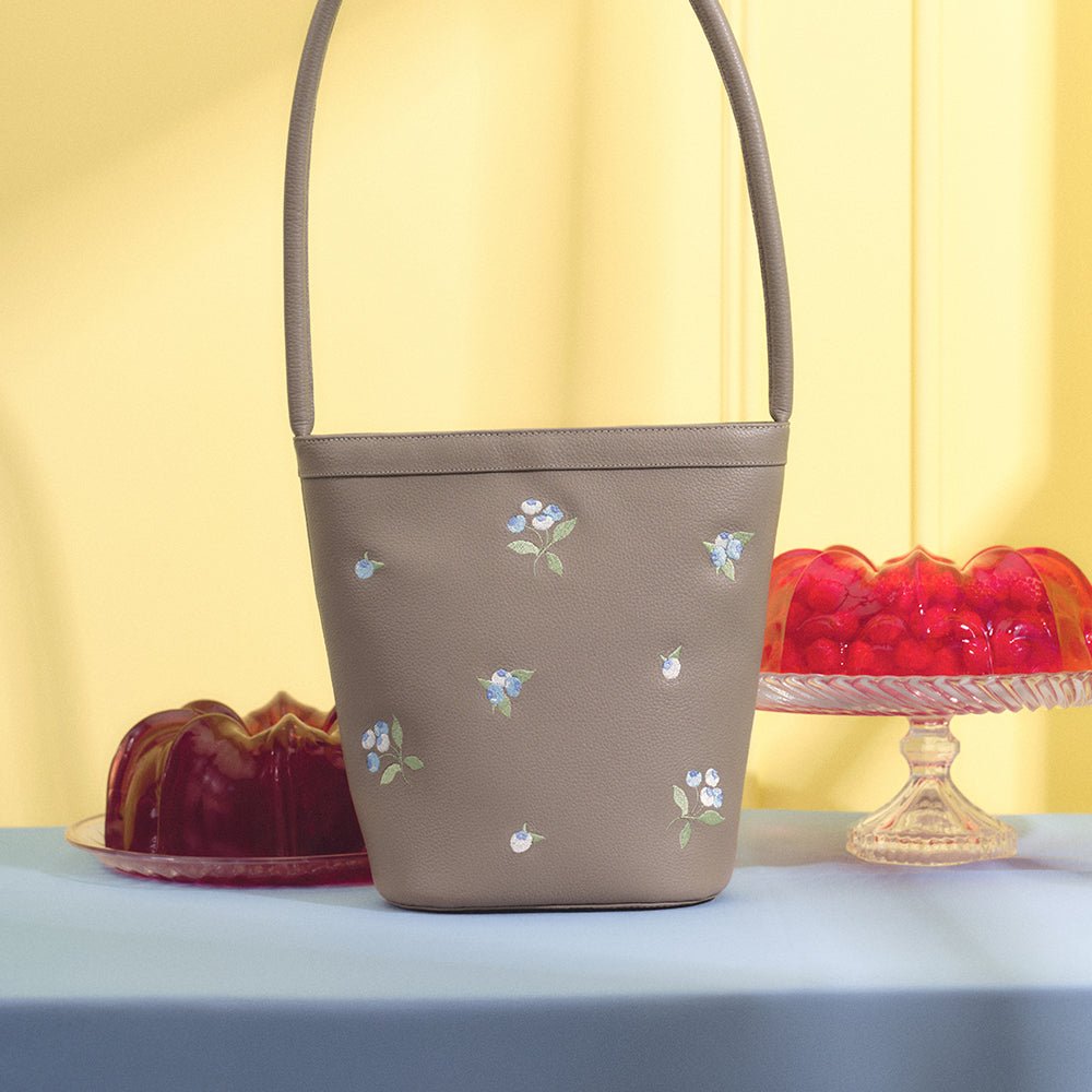 BLUEBERRY BUCKET BAG CAFÉ - Butrich Perú