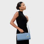 Cargue la imagen en el visor de la galería, BLUEBERRY SUNDAE RECTANGLE BAG CELESTE - Butrich Perú
