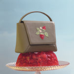 Cargue la imagen en el visor de la galería, FLAP HANDBAG STRAWBERRY SUNDAE MARRÓN