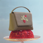 Cargue la imagen en el visor de la galería, FLAP HANDBAG STRAWBERRY SUNDAE MARRÓN - Butrich Perú