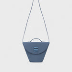 Cargue la imagen en el visor de la galería, LUCILLE FLAP TRAPEZE BAG AZUL - Butrich Perú