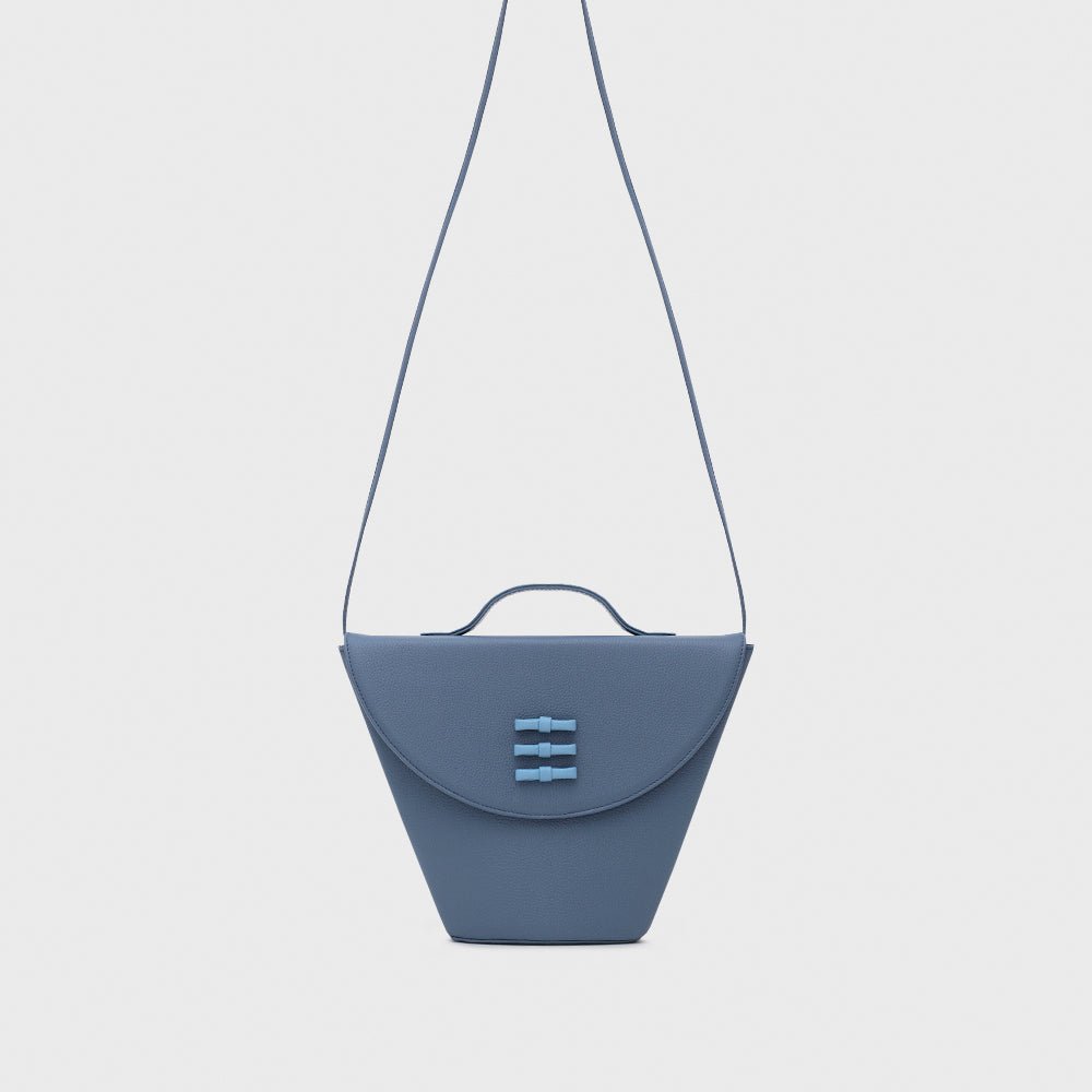 LUCILLE FLAP TRAPEZE BAG AZUL - Butrich Perú