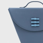 Cargue la imagen en el visor de la galería, LUCILLE FLAP TRAPEZE BAG AZUL - Butrich Perú