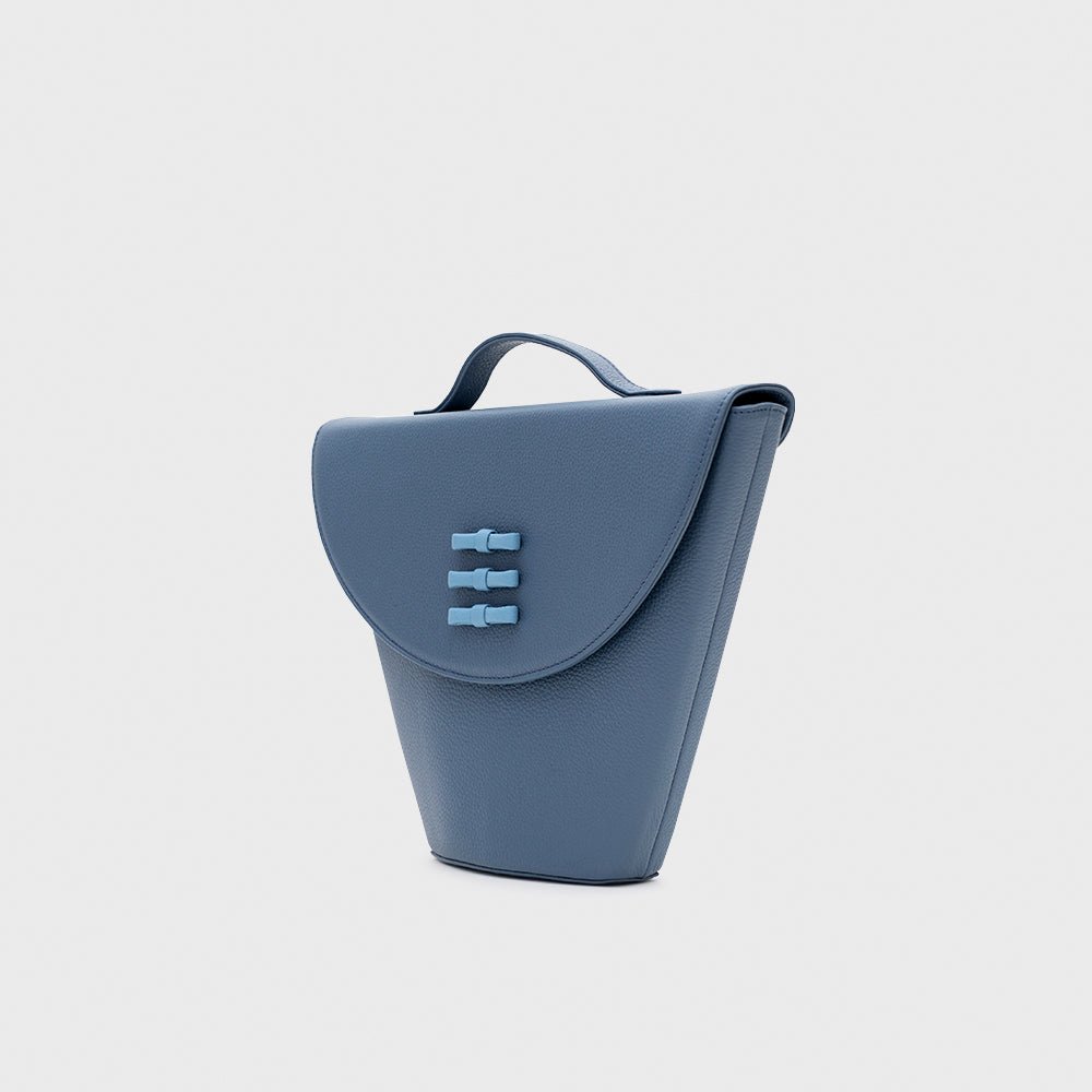 LUCILLE FLAP TRAPEZE BAG AZUL - Butrich Perú