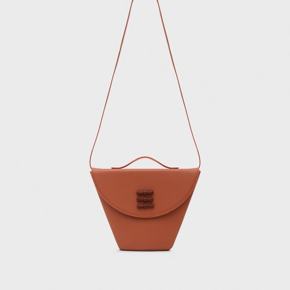 LUCILLE FLAP TRAPEZE BAG COBRE - Butrich Perú