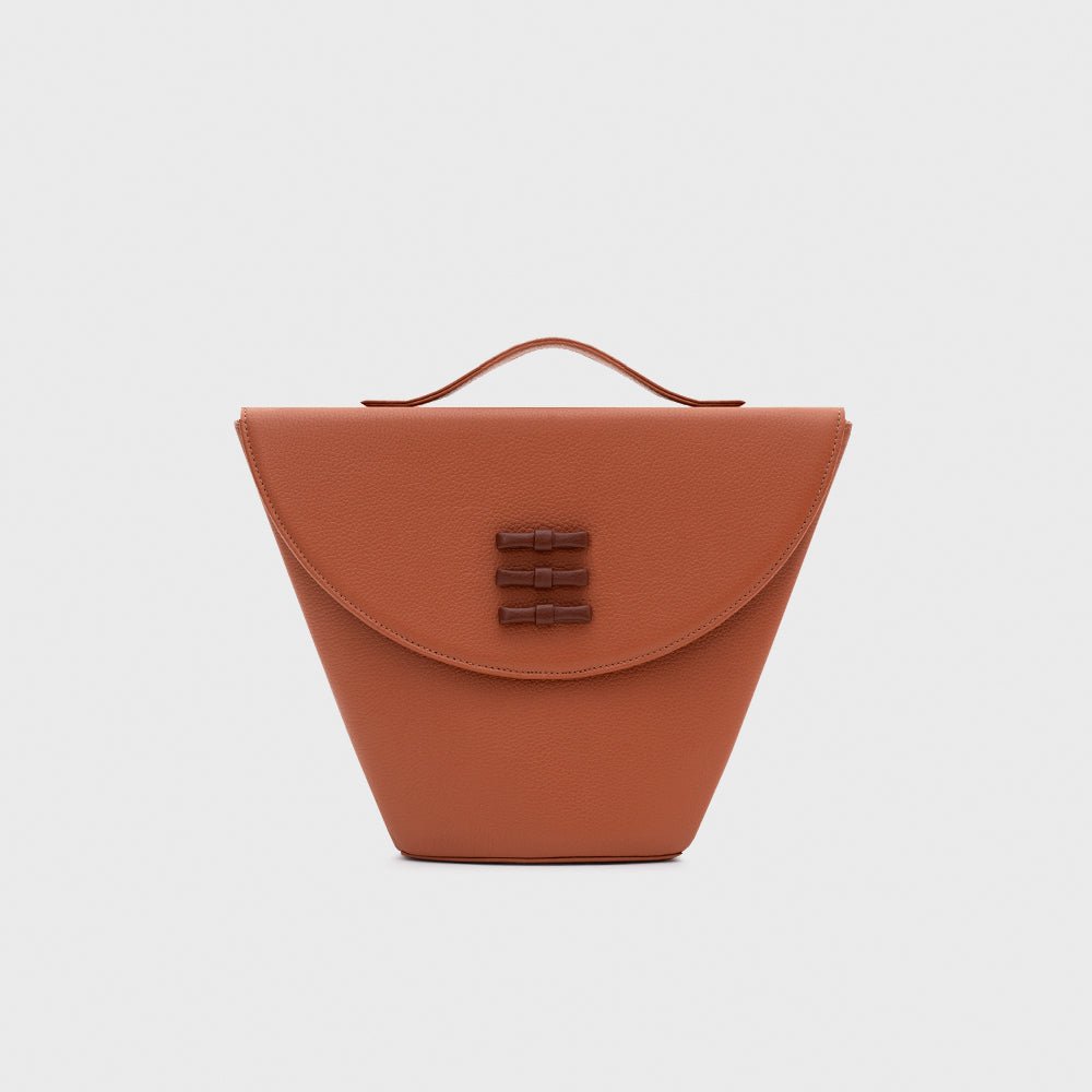 LUCILLE FLAP TRAPEZE BAG COBRE - Butrich Perú