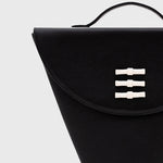 Cargue la imagen en el visor de la galería, LUCILLE FLAP TRAPEZE BAG NEGRO - Butrich Perú