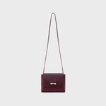 Cargue la imagen en el visor de la galería, NADIRA FLAP HAND BAG BORGOÑA - Butrich Perú