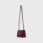 Cargue la imagen en el visor de la galería, NADIRA FLAP HAND BAG BORGOÑA - Butrich Perú