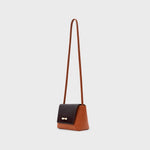 Cargue la imagen en el visor de la galería, NADIRA FLAP HAND BAG COBRE - Butrich Perú