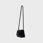 Cargue la imagen en el visor de la galería, NADIRA FLAP HAND BAG NEGRO - Butrich Perú
