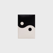 PORTAPASAPORTE LUCKY YIN YANG HUESO NEGRO - Butrich Perú