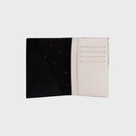 Cargue la imagen en el visor de la galería, PORTAPASAPORTE LUCKY YIN YANG HUESO NEGRO - Butrich Perú