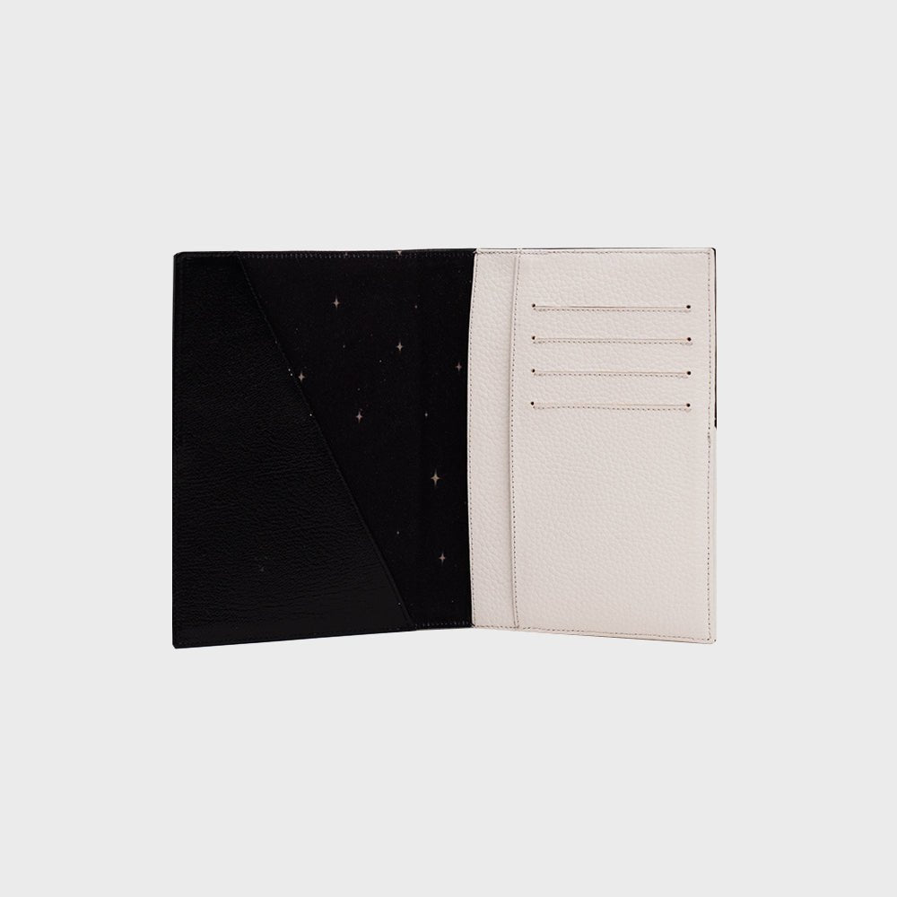 PORTAPASAPORTE LUCKY YIN YANG HUESO NEGRO - Butrich Perú
