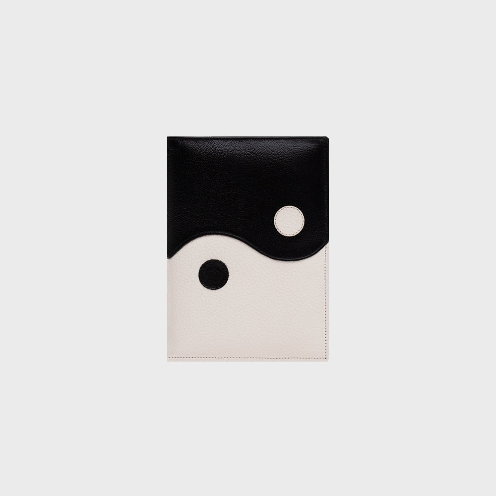 PORTAPASAPORTE LUCKY YIN YANG HUESO NEGRO - Butrich Perú