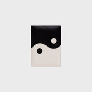 PORTAPASAPORTE LUCKY YIN YANG HUESO NEGRO - Butrich Perú