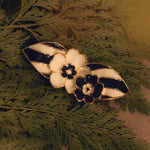 Cargue la imagen en el visor de la galería, PRENDEDOR WILDWOOD HEARTS HUESO NEGRO - Butrich Perú